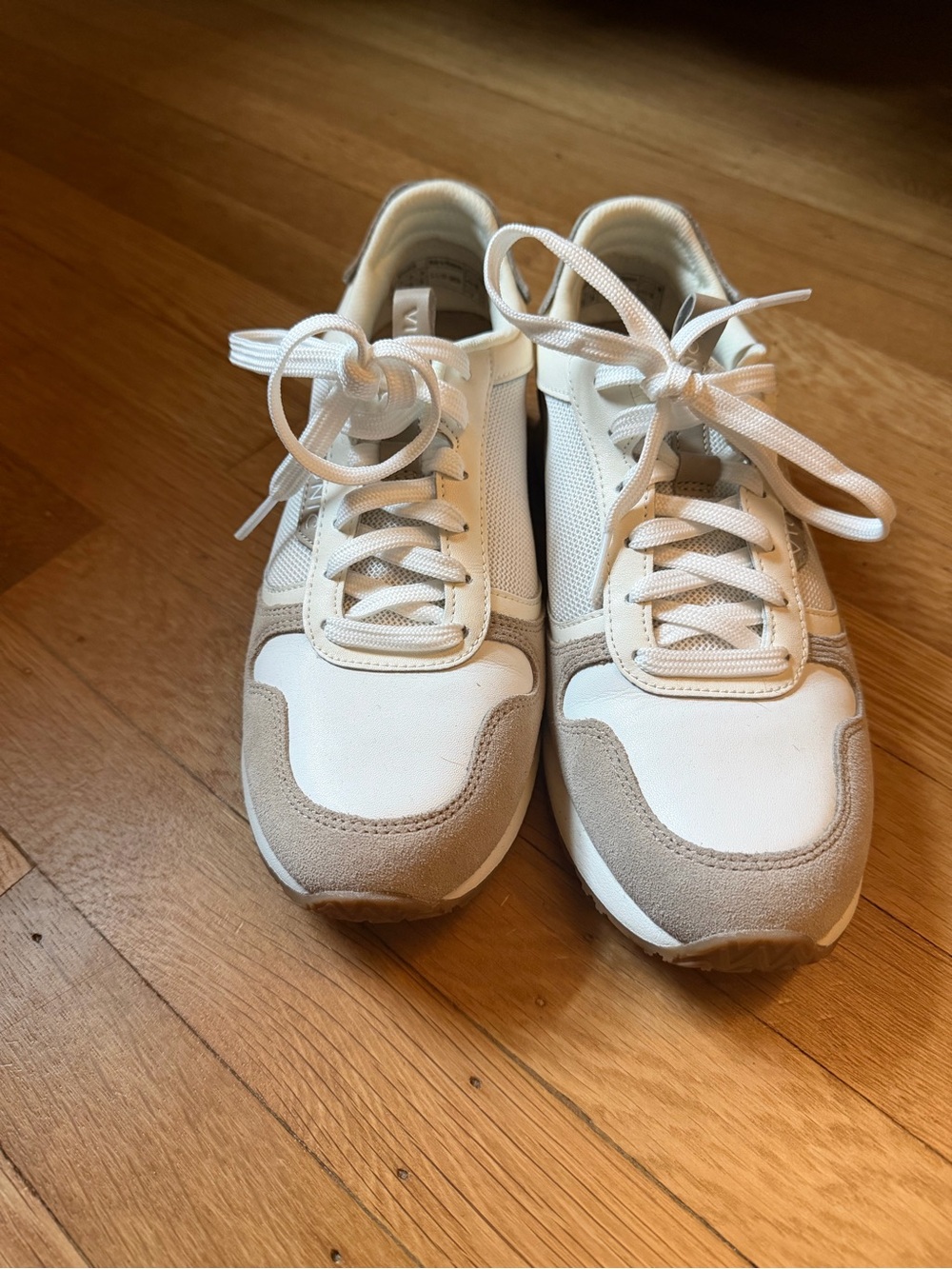 Vionic Women's White and Tan Uptown Sneakers